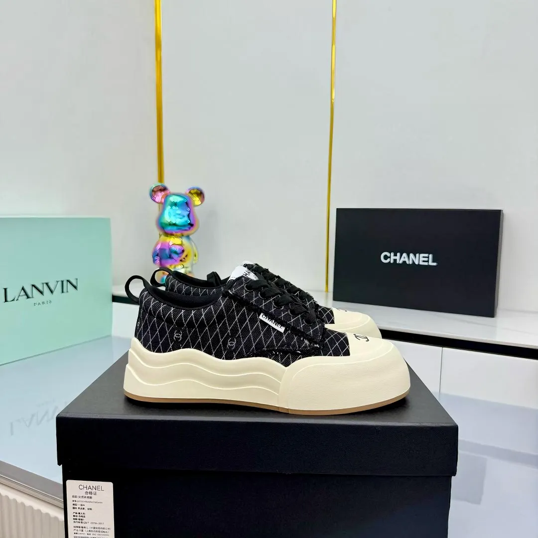 👟👟Ex-factory price 600👟👟 Chanel bread shoes ~ original calfskin panda shoes Chanel 25C latest hot style panda black and white sports shoes casual sneakers Xiaoxiang hot item classic black and white panda color coco girls must pay Fabric: original custom mixed sheepskin lining: original imported breathable mesh lining outsole: Original molded rubber + TPU combination Size: Women's 35-41 Buy now👉